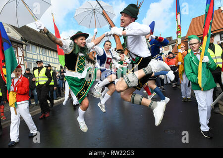 Herbstein, Allemagne. 08Th Mar, 2019. Sur la tyrolienne des couples hop Springer traditionnel sur le train 1. Le cavalier train remonte à une ancienne coutume. Au 17e siècle, cette tradition a tailleurs tyrolien à Herbstein. Credit : Uwe Zucchi/dpa/Alamy Live News Banque D'Images