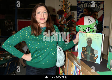 Compton, CA, USA. 1er mars 2019. LOS ANGELES - Oct 1 : Chelsea Peretti à la lire à travers l'Amérique à l'événement Robert F Kennedy Elementary School le 1 mars 2019 à Compton, CA Crédit : Kay Blake/ZUMA/Alamy Fil Live News Banque D'Images