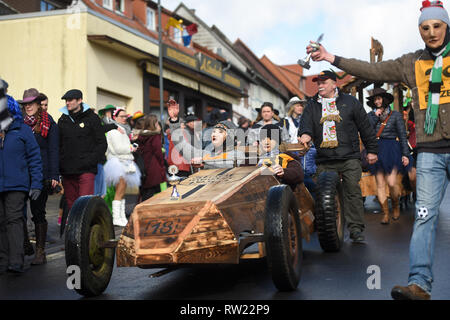 Herbstein, Allemagne. 08Th Mar, 2019. Une voiture de course en bois avec des pilotes prend part à la formation de cavalier traditionnel. Le cavalier train remonte à une ancienne coutume. Au 17e siècle, cette tradition a tailleurs tyrolien à Herbstein. Credit : Uwe Zucchi/dpa/Alamy Live News Banque D'Images