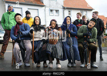 Herbstein, Allemagne. 08Th Mar, 2019. Les personnes âgées s'asseoir au bord de la route dans le cavalier traditionnel train. Le cavalier train remonte à une ancienne coutume. Au 17e siècle, cette tradition a tailleurs tyrolien à Herbstein. Credit : Uwe Zucchi/dpa/Alamy Live News Banque D'Images