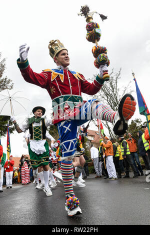 Herbstein, Allemagne. 08Th Mar, 2019. Bajazz T. la première mène le couple tyrolien traditionnel dans le train Springer. Le cavalier train remonte à une ancienne coutume. Au 17e siècle, cette tradition a tailleurs tyrolien à Herbstein. Credit : Uwe Zucchi/dpa/Alamy Live News Banque D'Images