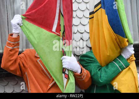 Herbstein, Allemagne. 08Th Mar, 2019. Deux drapeaux se protéger contre une forte pluie avant le début de la traditionnelle procession de cavalier. Le cavalier train remonte à une ancienne coutume. Au 17e siècle, cette tradition a tailleurs tyrolien à Herbstein. Credit : Uwe Zucchi/dpa/Alamy Live News Banque D'Images