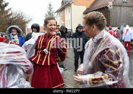 Herbstein, Allemagne. 08Th Mar, 2019. Gardemädchen attirer des ponchos en plastique avant le début de la traditionnelle procession de cavalier. Le cavalier train remonte à une ancienne coutume. Au 17e siècle, cette tradition a tailleurs tyrolien à Herbstein. Credit : Uwe Zucchi/dpa/Alamy Live News Banque D'Images