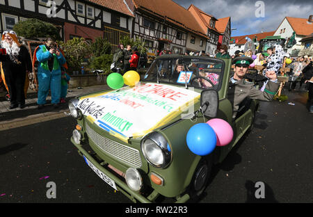 Herbstein, Allemagne. 08Th Mar, 2019. Un Trabbi sur le traditionnel Train Springer points à 30 ans de la réunification. Le cavalier train remonte à une ancienne coutume. Au 17e siècle, cette tradition a tailleurs tyrolien à Herbstein. Credit : Uwe Zucchi/dpa/Alamy Live News Banque D'Images