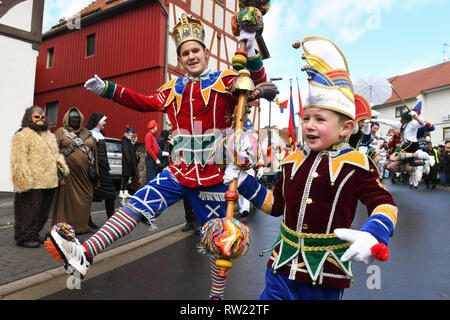 Herbstein, Allemagne. 08Th Mar, 2019. Bajazz T. La première (l) et le peu d'Bajazz Collin (6 ans) laisse le cavalier traditionnel tyrolien de former des couples. Le cavalier train remonte à une ancienne coutume. Au 17e siècle, cette tradition a tailleurs tyrolien à Herbstein. Credit : Uwe Zucchi/dpa/Alamy Live News Banque D'Images