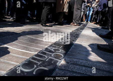 Barcelone, Espagne. 08Th Mar, 2019. L'inscription du mémorial ' que la pau et cobreixi, oh ciutat de pau - que la paix soit sur vous, oh ville de paix ' est considéré parmi le peuple. Découverte de l'inscription commémorative à la mémoire des victimes de l'attaque sur La Rambla est produite le 17 août 2017 lorsqu'un van a délibérément diffusé dans le centre de la promenade qui a fait de nombreux morts et blessés. Credit : SOPA/Alamy Images Limited Live News Banque D'Images