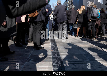 Barcelone, Espagne. 08Th Mar, 2019. L'inscription du mémorial ' que la pau et cobreixi, oh ciutat de pau - que la paix soit sur vous, oh ville de paix ' est considéré parmi le peuple. Découverte de l'inscription commémorative à la mémoire des victimes de l'attaque sur La Rambla est produite le 17 août 2017 lorsqu'un van a délibérément diffusé dans le centre de la promenade qui a fait de nombreux morts et blessés. Credit : SOPA/Alamy Images Limited Live News Banque D'Images