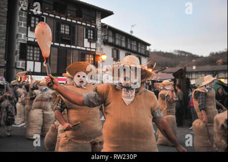 3 mars 2019 - Lesaka, Navarra, Espagne - Zakuzaharrak personnes vu marcher dans la rue pendant le Carnaval de Lesaka..Le ''-zaku zaharrak'' est un carnaval traditionnel festival de caractères dans la petite ville de Lesaka. Entassées dans des sacs remplis de paille avec leurs visages couverts par la réalisation d'écharpes et biliaires avec montgolfière gonflée au-dessus de frapper les gens qui pour voir le coem, le festival-zaku zaharrak promenades à travers les rues du village pendant le coucher du soleil. (Crédit Image : © Elsa A Bravo/SOPA des images à l'aide de Zuma sur le fil) Banque D'Images