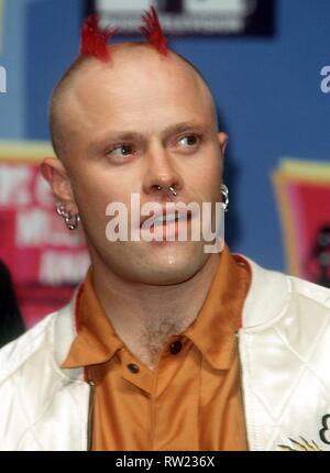 Keith Flint de Prodigy 12.11.1998 Le groupe aux MTV Europe Music Awards 1998 à Milan. Elle a été honorée pour la best dance act. La chaîne musicale MTV a décerné son prix de la musique de l'Europe pour la 5ème fois. Un jury d'experts a désigné les artistes pour 16 catégories. Deux prix chacun est allé à la Spice Girls et Madonna. Selon des informations de la part des organisateurs, autour de 7 000 spectateurs sont venus à la cérémonie de remise des prix, à la Philharmonie de FilaForum, Milan. Dans le monde d'utilisation | Banque D'Images