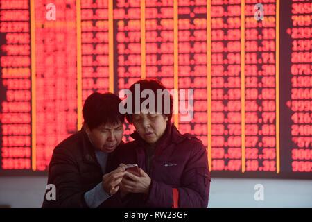 Hangzhou, Chine, Province de Zhejiang. 4e Mar, 2019. Les investisseurs sont observés à une bourse à Hangzhou, capitale de la Chine de l'est la province du Zhejiang, le 4 mars 2019. Actions chinoises plus proche lundi, à la suite de la décision de MSCI pour augmenter le poids de la Chine A-shares dans ses index et la nouvelle réglementation sur la sci-tech board. L'indice Shanghai Composite Index a gagné 1,12  % pour finir à 3 027,58, franchir les 3 000 points. Credit : Long Wei/Xinhua/Alamy Live News Banque D'Images