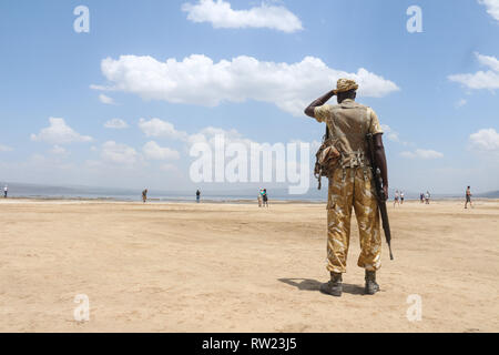 Nakuru, vallée du Rift, au Kenya. 3e Mar, 2019. Un ranger du Kenya Wildlife Service, veille sur les touristes durant cette année, les célébrations de la Journée mondiale de la vie sauvage au Parc National de Nakuru de lac. Credit : James/Wakibia SOPA Images/ZUMA/Alamy Fil Live News Banque D'Images