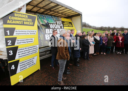 Belfast, Royaume-Uni. 08Th Mar, 2019. Le Sinn Féin, SDLP et des représentants de l'Alliance se sont joints aux membres de communautés frontalières contre Brexit pour le lancement d'un nouveau panneau et un anti-Brexit déclaration à Stormont Belfast, en Irlande du Nord, le lundi 4 mars 2019. Le groupe a annoncé une grande manifestation à la frontière le 30 mars. Crédit photo/Paul McErlane : Irish Eye/Alamy Live News Banque D'Images