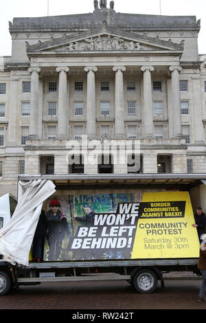 Belfast, Royaume-Uni. 08Th Mar, 2019. Le Sinn Féin, SDLP et des représentants de l'Alliance se sont joints aux membres de communautés frontalières contre Brexit pour le lancement d'un nouveau panneau et un anti-Brexit déclaration à Stormont Belfast, en Irlande du Nord, le lundi 4 mars 2019. Le groupe a annoncé une grande manifestation à la frontière le 30 mars. Crédit photo/Paul McErlane : Irish Eye/Alamy Live News Banque D'Images
