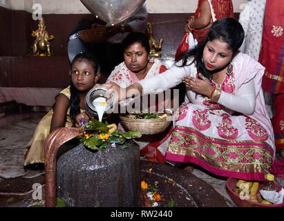 Maha Shivratri. Guwahati, Assam, Inde. Le 4 mars 2019. Les dévots hindous verser de l'eau et lait sur un Lingam, représentant Lord Shiva, dans un temple sur l'ocassion de la 'Maha Shivratri' festival. Crédit : David Talukdar/Alamy Live News Banque D'Images