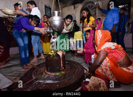 Maha Shivratri. Guwahati, Assam, Inde. Le 4 mars 2019. Les dévots hindous verser de l'eau et lait sur un Lingam, représentant Lord Shiva, dans un temple sur l'ocassion de la 'Maha Shivratri' festival. Crédit : David Talukdar/Alamy Live News Banque D'Images