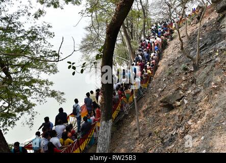 Maha Shivratri. Guwahati, Assam, Inde. Le 4 mars 2019. La foule de fidèles au Temple Umananda- Umananda Island est la plus petite île de la rivière au milieu du fleuve Brahmapoutre, à l'occasion de Shivratri. Banque D'Images