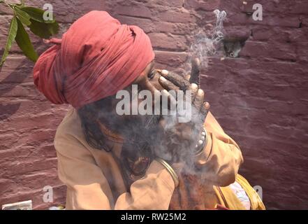 Guwahati, Assam, Inde. 4e Mar 2019.Un Sadhu hindou fume du cannabis avec un chillum, une pipe en argile traditionnel, comme une offrande à dieu hindou Shiva pendant 'Maha' au Temple Umananda Shivaratri à Guwahati, Assam le lundi.PHOTO:HAFIZ AHMED Crédit : Hafiz Ahmed/Alamy Live News Banque D'Images