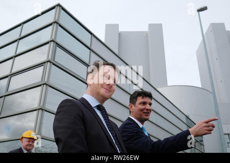 Lippendorf, Allemagne. 08Th Mar, 2019. Michael Kretschmer (l, CDU), premier ministre de Saxe, et Kai Emanuel, Administrateur de district dans le Nord de la Saxe, se tiennent devant la centrale électrique de Lippendorf au sud de Leipzig. Kretschmer auparavant ont pris part à la conférence "Forum Mitteldeutschland', où les changements structurels et le développement régional du Centre de l'exploitation du lignite allemand ont été examinées. Credit : Sebastian Willnow/dpa-Zentralbild/dpa/Alamy Live News Banque D'Images