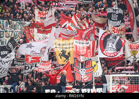 Stuttgart, Allemagne. 3e Mar 2019. fans, supporters, spectateurs, club drapeaux, célébration, ventilateur, vague, couleurs, mer de drapeaux, soccerfan, vêtements, dessins, masquerade, football, veste, gilet, auvent, fanfare, foulards, masque, bannières, spectacle, présentation, message, la communication, la chorégraphie, la courbe du ventilateur de ventilateur, le VFB STUTTGART - Hanovre 96 5-1 - DFL RÈGLEMENT INTERDIT TOUTE UTILISATION DES PHOTOGRAPHIES comme des séquences d'images et/ou quasi-vidéo - 1.LDF Ligue de soccer allemand , Stuttgart, 3 mars 2019, de la saison 2018/2019, journée 24, H96 © Peter Schatz / Alamy Live News Banque D'Images