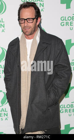 Photo FICHIER : Burbank, Californie, USA. 4e Mar 2019. Acteur Luke Perry meurt d'un grave accident cérébrovasculaire. Photo prise : Hollywood, CA - le 20 février : Luke Perry s'occupe du Global Green USA Pre-Oscar Party 10e at Avalon le 20 février 2013 à Hollywood, Californie. People : Luke Perry Credit : tempêtes Media Group/Alamy Live News Credit : tempêtes Media Group/Alamy Live News Banque D'Images