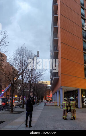 Berlin, Allemagne. 4e Mar 2019. Les services d'urgence pour répondre à l'incendie de la Potsdamer Platz à Berlin, Allemagne le 4 mars 2019. Credit : Jannis Werner/Alamy Live News Banque D'Images