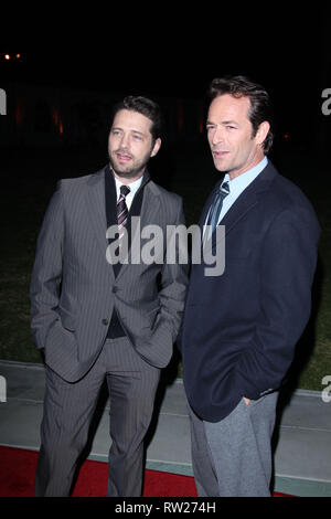 ***PHOTO*** LUKE PERRY MORT À 52 Pasadena, CA - 07 janvier : Jason Priestley Luke Perry arrive à Hallmark Channel's 2011 TCA Winter Tour Soirée de gala le 7 janvier 2011 à Pasadena, en Californie. People : Jason Priestley, Luke Perry / MediaPunch Hoo-Me.com Crédit : Banque D'Images