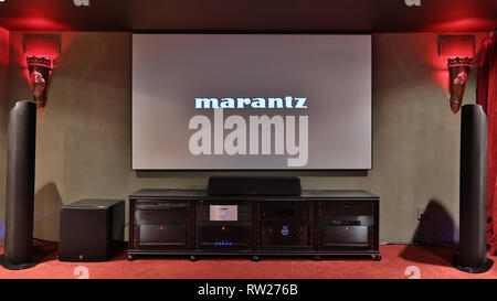 MIAMI BEACH, FL - le 28 février : en vedette de cinéma maison Vutec Écran Silver Star, Parasound a oreilles d'or, haut-parleurs, lecteur Oppo Pre Amp, Marantz, JL Audio sub bass, Furman et d'alimentation mondiale fil Fils sur South Beach le 28 février 2019 à Miami Beach, Floride. Personnes : Home Theater Banque D'Images