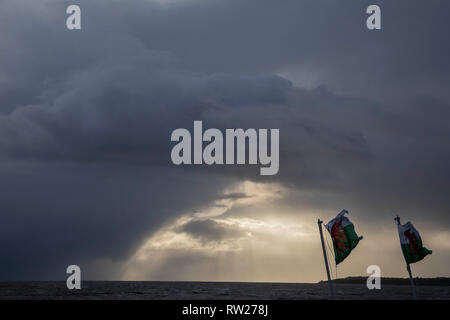 Sully, Pays de Galles, Royaume-Uni. 4e mars 2019. Battu par le vent drapeaux gallois de gardes-côtes à l'affût sur le canal de Bristol comme Freya tempête frappe le Sud du Pays de Galles. Credit : Mark Hawkins/Alamy Live News Banque D'Images