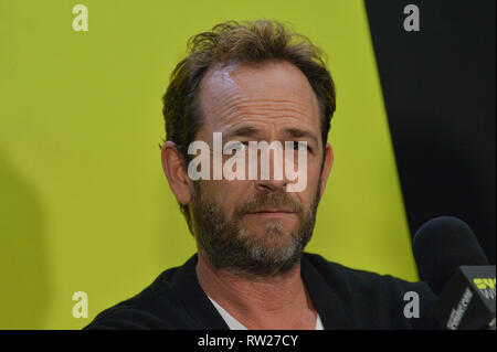 Photo FICHIER : Burbank, Californie, USA. 4e Mar 2019. Acteur Luke Perry meurt d'un grave accident cérébrovasculaire. Photo prise : Luke Perry au cours de New York Comic Con au Jacob Javits Center le 7 octobre 2018 à New York. Crédit : Erik Pendzich/Alamy Live News Banque D'Images