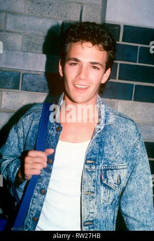 ***PHOTO*** LUKE PERRY MORT À 52 Luke Perry écrit vers 1987. © RTCzvekus MediaPunch / Banque D'Images