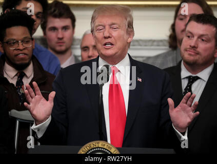 Le Président des Etats-Unis, Donald J. Trump, parle comme il se félicite de la Division I 2018 FC Champions nationaux : l'État du Dakota du bison à la Chambre diplomatique de la Maison Blanche le 4 mars 2019 à Washington, DC. Credit : Oliver Contreras / Piscine via CNP /MediaPunch Banque D'Images