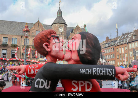 Dusseldorf, Allemagne. 4 février 2019. La magnifique procession carnaval annuel passant par le Rathaus Marktplatz dans le centre de Dusseldorf. Credit : Ashley Greb/Alamy Live News Banque D'Images