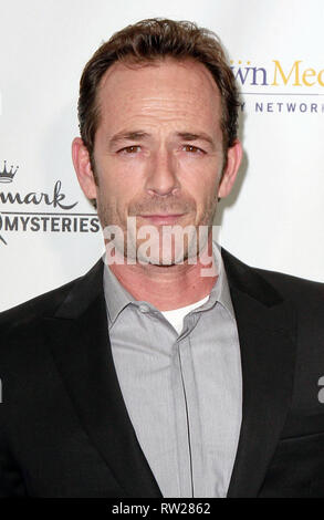 1 janvier, 2000 - Hollywood, CA, États-Unis - 04 mars 2019 - Luke Perry de ''Beverly Hills, 90210'' et ''Riverdale'' meurt à 52 après avoir subi un grave accident cérébrovasculaire, mercredi dernier. Photo : 4 novembre 2014 - Hollywood, Californie - Luke Perry. ChannelÃ•s caractéristique Maison de vacances annuel première projection d'Ã'NorthpoleÃ" tenue au restaurant La Piazza du Grove. Crédit photo : Theresa Bouche/AdMedia (crédit Image : © Theresa Bouche/AdMedia via Zuma sur le fil) Banque D'Images