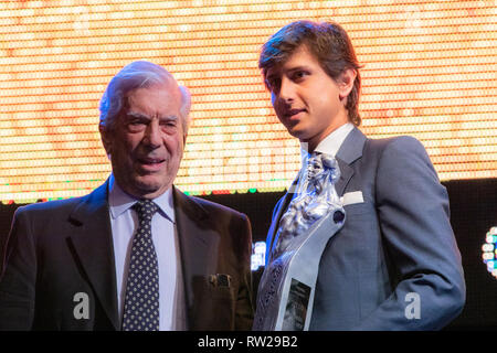 Madrid, Espagne. 08Th Mar, 2019. Andres Roca Rey(R) et Mario Vargas Llosa vu avec l'award Paquiro Crédit : Jesús Encarna/Alamy Live News Banque D'Images