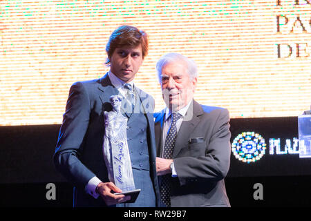 Madrid, Espagne. 08Th Mar, 2019. Andres Roca Rey(L) et Mario Vargas Llosa vu avec l'award Paquiro Crédit : Jesús Encarna/Alamy Live News Banque D'Images