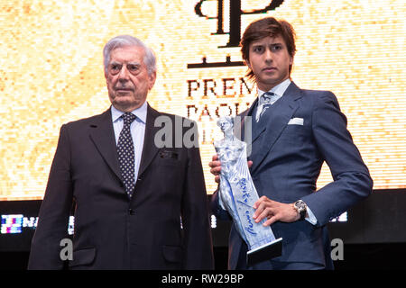 Madrid, Espagne. 08Th Mar, 2019. Mario Vargas Llosa et Andres Roca Rey avec le prix à l'événement. Credit : Jesús Encarna/Alamy Live News Banque D'Images