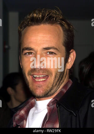 Acteur LUKE PERRY (11 octobre 1966 - 4 mars 2019) mieux connu pour ses rôles à la télévision montre '90210' et 'Riverdale', est décédé lundi à l'âge de 52 après avoir subi un grave accident cérébrovasculaire la semaine dernière. Sur la photo : Mar 13, 2002 - New York, New York, États-Unis - l'Acteur LUKE PERRY @ le réseau Showtime aperçu Programmation annuelle Déjeuner. Credit : Nancy Kaszerman ZUMAPRESS.com/Alamy/Live News Banque D'Images