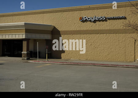 Sioux City, Iowa, États-Unis. 4e Mar, 2018. Bien que pas de clôture ou fermeture de l'entreprise signe n'ont pas encore vu à l'Payless ShoeSource magasin situé au large de Hamilton Blvd., à Sioux City, Iowa, le 4 mars 2019, elle et d'autres devraient être la fermeture vers la fin mars ou mai selon les bulletins de nouvelles en février 2019 par le siège de la société. Credit : Jerry Mennenga/ZUMA/Alamy Fil Live News Banque D'Images