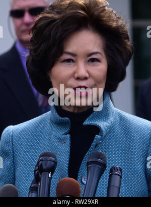 Secrétaire aux Transports des États-Unis Elaine Chao s'adresse aux journalistes après avoir participé à une cérémonie de signature d'un décret sur "la Transition de service actif et les membres du Service des anciens combattants militaires dans la marine marchande" à la Maison Blanche à Washington, DC Le Lundi, Mars 4, 2019. Credit : Ron Sachs/CNP /MediaPunch Banque D'Images