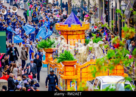 Mobile, Alabama, États-Unis. 4 mars, 2019. Le Roi Félix III parade voyages vers le bas de la rue Royale au cours de Mardi Gras, le 4 mars 2019, à Mobile, Alabama. Le premier Mobile Mardi Gras officiel a été enregistrée en 1703. Mardi Gras est issue d'une tradition française de festin et de réjouissance avant l'austère du Carême catholique. Officiellement Mardi Gras se termine le mardi gras. Credit : Carmen K./Cloudybright Sisson/Alamy Live News Banque D'Images