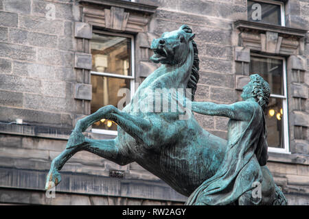 Vue détaillée de statue de bronze homme monté sur un cheval sauvage, l'Edimbourg en Ecosse Banque D'Images