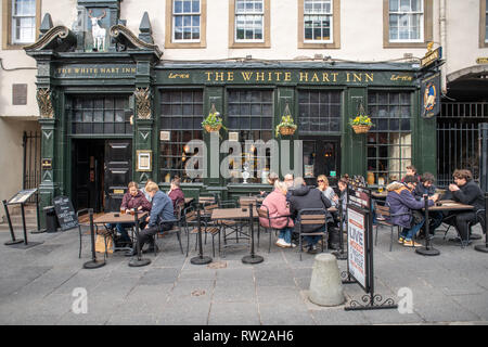 Des gens assis et prendre une pinte ensemble au coin salon extérieur en face de l'inn, Edinburgh, Ecosse Banque D'Images