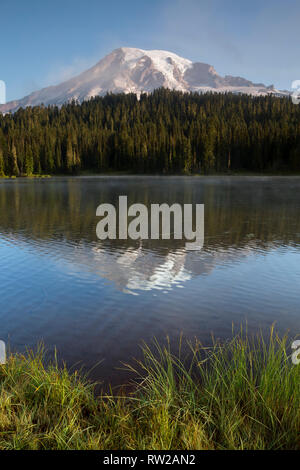 WA15842-00...WASHINGTON - Mist clearing dans les heures tôt le matin à la réflexion dans les lacs du parc national de Mount Rainier. Banque D'Images