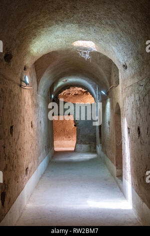 Vue vers le bas couloir du Palais El Badi, ' l'Incomparable Palace', maintenant un musée, Marrakech, Maroc Banque D'Images