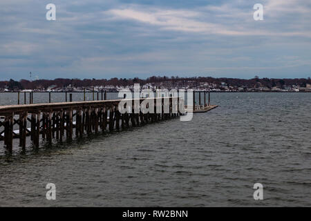 Salem, Massachusetts, États-Unis - 14 septembre 2016 : l'hiver magique coucher du soleil avec un grand bâtiment brun situé à proximité des eaux calmes dans le quartier historique de Salem, Mas Banque D'Images