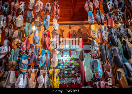 Divers Babouches marocaines, chaussons, s'accrocher à l'avant porte shop dans médina de Marrakech, Maroc Banque D'Images