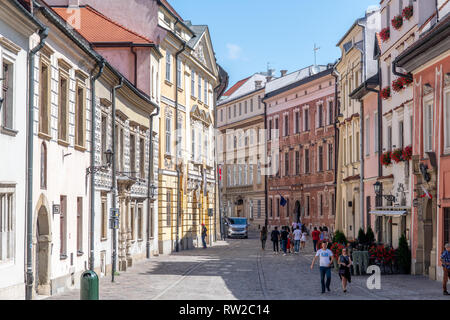 Vue de dessus rue pavée bordée de maisons de ville historiques dans la place principale du marché de Cracovie-w Vieille Ville, Lesser Poland Voivodeship, Pologne. Banque D'Images