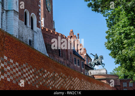 L'extérieur du Château Royal de Wawel de l'extérieur des murs avec Tadeusz Kościuszko Monument, Cracovie, Pologne, voïvodie de Petite-Pologne. Banque D'Images