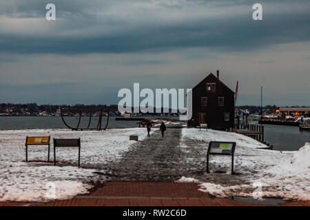 Salem, Massachusetts, États-Unis - 14 septembre 2016 : l'hiver magique coucher du soleil avec un grand bâtiment brun situé à proximité des eaux calmes dans le quartier historique de Salem, Mas Banque D'Images