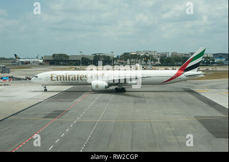 01.03.2019, Singapour, République de Singapour, en Asie - une compagnie aérienne Emirates Boeing 777-300 ER avion du passager à l'aéroport Changi de Singapour. Banque D'Images